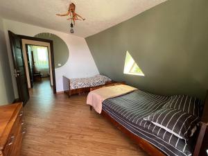a bedroom with a bed and a window at Fazenda B&B in Norashen