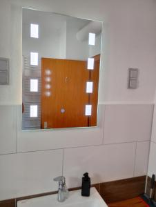 uma casa de banho com um espelho por cima de um lavatório em Ferien im Brombachtal em Brombachtal