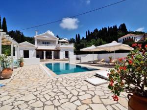 Πισίνα στο ή κοντά στο Helios Court Villa