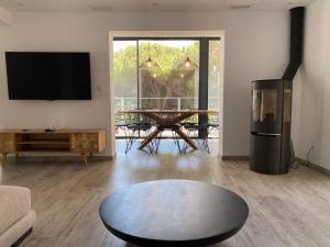 Telewizja i/lub zestaw kina domowego w obiekcie Casa Bahari near the beach with pool, BBQ, and lounge