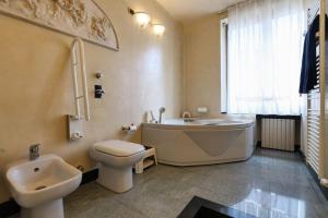 a bathroom with a tub and a toilet and a sink at centro extra luxory apartment with terrace in Milan