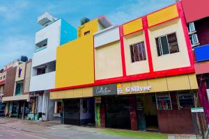 um edifício colorido no lado de uma rua em Collection O G Silver Near Airport em Chennai