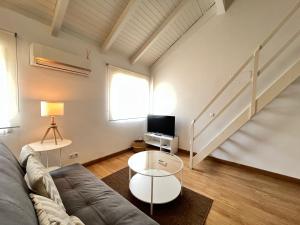 a living room with a couch and a tv at Duplex Exterior Madrid Centro Esperanza in Madrid