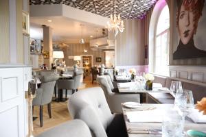 a restaurant with tables and chairs and a bar at Hotel Haus Rödgen in Wilnsdorf