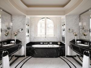 Salle de bains dans l'établissement The Peninsula Paris