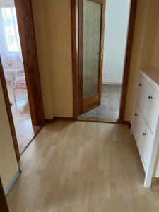 um quarto vazio com uma porta e um espelho em Wolke 7 em Freital