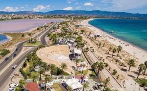 una vista aérea de la playa y del océano en Pindemonte house, en Quartu SantʼElena