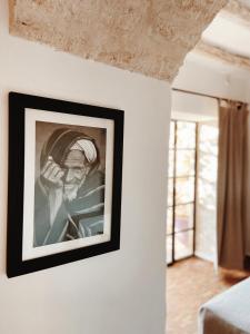 una foto de un hombre colgado en una pared en Maison Belhazar, en Essaouira