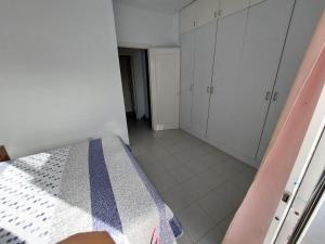 een slaapkamer met een bed en witte kasten bij La Almadraba in Novo Sancti Petri
