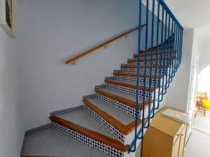 een trap in een kamer met een doos bij La Almadraba in Novo Sancti Petri