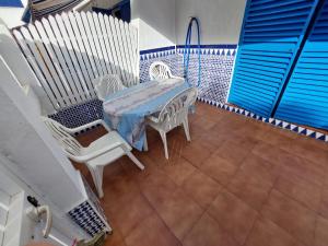 een terras met een tafel en stoelen op een balkon bij La Almadraba in Novo Sancti Petri