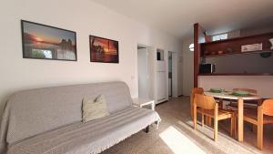 un salon avec un canapé et une table dans l'établissement Bouganville en Eureka, à Costa del Silencio