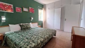 une chambre avec un lit et un mur végétal dans l'établissement Bouganville en Eureka, à Costa del Silencio 29 autres photos