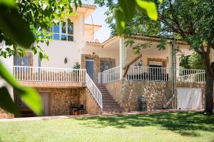 une maison avec des escaliers et une cour herbeuse dans l'établissement Casa Rural Las Melias, à Ciudad Real