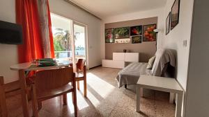 un salon avec une table et une salle à manger dans l'établissement Bouganville en Eureka, à Costa del Silencio