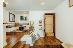 The Pohaku Studio at The Koi House的休息区