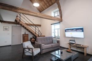 LubbeekにあるCraywinckelhof Wagenhuis Horstのソファと薄型テレビのあるリビングルーム