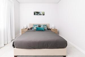 Ένα ή περισσότερα κρεβάτια σε δωμάτιο στο Modern 2 bedroom apartment - Soleia 2 Apartment A9 +19 φωτογραφίες