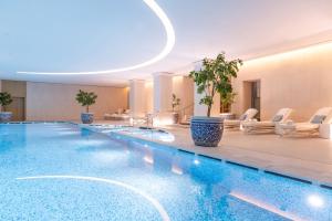 Piscine de l'établissement The Peninsula Paris ou située à proximité
