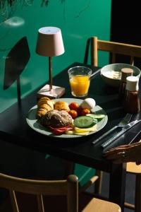 um prato de comida numa mesa com um prato de comida em Qbic Amsterdam WTC em Amsterdã
