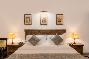 Un pat sau paturi într-o cameră la Panna Vilas - A Lake Facing Boutique Hotel