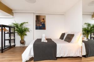 - une chambre avec un lit et une peinture murale dans l'établissement Golden Rays Beach Scheveningen The Hague Utopia appartment, à Scheveningen