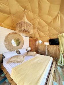 een slaapkamer met een bed in een tent bij Boutique Citadel in Eforie Nord