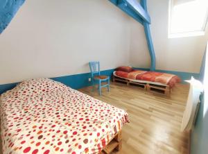 1 Schlafzimmer mit 2 Betten in einem Zimmer in der Unterkunft Maison Normande proche mer in Blosseville