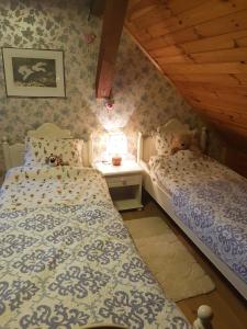 1 dormitorio con 2 camas y 1 mesa con ventana en Wyspa Świerków, en Lipusz