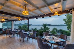 Un restaurant sau alt loc unde se poate mânca la Panna Vilas - A Lake Facing Boutique Hotel