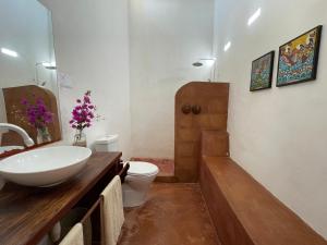 ein Bad mit einem Waschbecken und einem WC in der Unterkunft Pangani Cliffs Lodge in Pangani