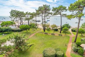 a park with benches and the ocean in the background at L'Embarcadère - Petit paradis 1ère ligne vue mer in Arcachon