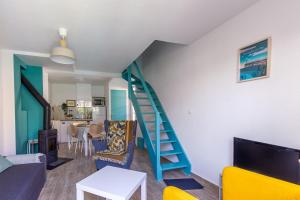 a living room with a blue staircase in a room at Azul - Maison avec jardin à 200m de la plage in Courseulles-sur-Mer