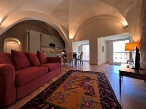 sala de estar con sofá rojo y mesa en Torre del Cavaliere, en Siena