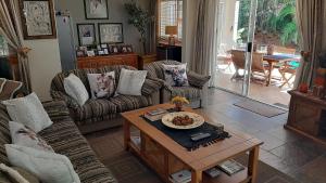 een woonkamer met banken en een salontafel bij Bella Vista Guest House in Durban