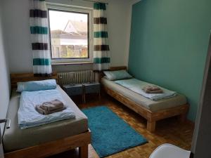 ein Zimmer mit zwei Betten und einem Fenster in der Unterkunft Ferienhaus Brenzblick in Gundelfingen