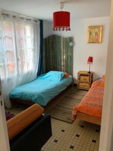 a bedroom with two beds and a window at Villa Akwaba in Pyla-sur-Mer