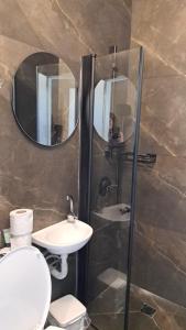 內坦亞的住宿－普雷格海灘Q村酒店，一间带卫生间、水槽和镜子的浴室