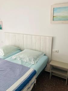 1 dormitorio con 1 cama y mesa auxiliar en Bel Appartement vue Mer, en Roses