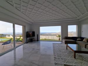 Una televisión o centro de entretenimiento en Villa Beni Mejmel avec vue exceptionnelle