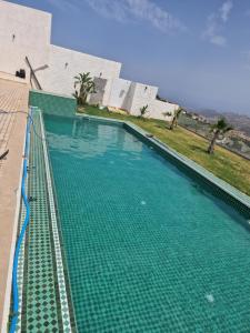 Piscina en o cerca de Villa Beni Mejmel avec vue exceptionnelle
