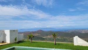 Vista general de una montaña o vista desde la villa 