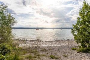 Blick auf einen See mit Booten im Wasser in der Unterkunft Bauhausvilla am Ammersee in Herrsching am Ammersee