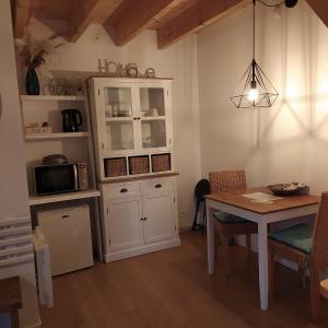 eine Küche mit einem Tisch und einer Mikrowelle in der Unterkunft Bed & Breakfast Crosne Plazza & Spa in Crosne