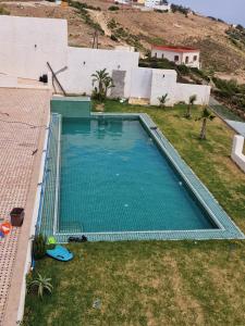Piscina en o cerca de Villa Beni Mejmel avec vue exceptionnelle