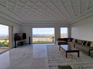 Una televisión o centro de entretenimiento en Villa Beni Mejmel avec vue exceptionnelle