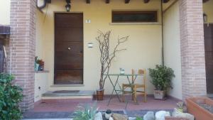 uma mesa e uma cadeira em frente a uma porta em Appartamento Matteo e Daniela em San Leo
