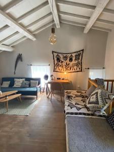 uma sala de estar com um sofá azul e uma mesa em MAISON ST LAURENT em Olargues
