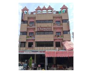 ボーパールにあるHotel The Raja Bhoj Palace, Bhopalの看板が上がる高層ビル
