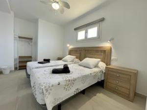 1 Schlafzimmer mit 2 Betten und einem Fenster in der Unterkunft Apartamentos Orfeo Azul in Benalmádena